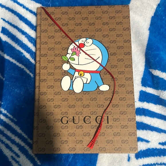 Gucci book with book mark and lined pages with Gucci at the bottom of each page - Picture 5 of 5